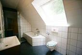 Bad mit Dusche und Badewanne - 