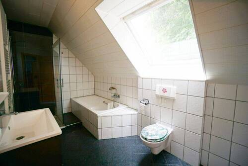 Bad mit Dusche und Badewanne - 