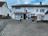 Vorderansicht - 9 Zimmer Mehrfamilienhaus, Wohnhaus zum Kaufen in Brilon - Madfeld