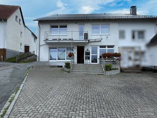 Vorderansicht - 9 Zimmer Mehrfamilienhaus, Wohnhaus zum Kaufen in Brilon - Madfeld