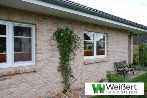 Beispiel Abbildungen mit Sonderleistungen - Ebenerdig wohnen mit geschützter Terrasse - Neubauprojekt Bungalow in Niedrigenergiehaus