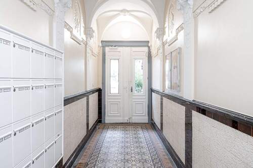 Hauseingang (1) - 2 Zimmer Etagenwohnung zum Kaufen in Berlin