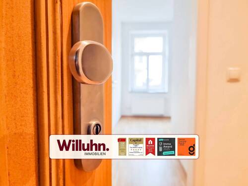 Wohnzimmer - Sofort bezugsfrei: Balkon, Parkett & modernes Bad