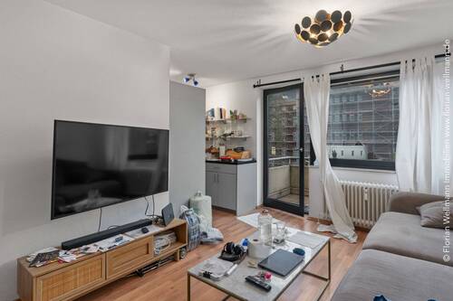 Wohn- und Esszimmer mit halboffenen Küche (18,69 Quadratmeter). - 2 Zimmer Etagenwohnung zum Kaufen in Bremen