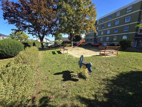 Spielplatz auf dem Grundstück - 