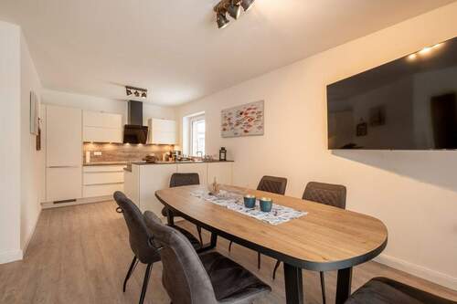 Wohnbereich mit offener Küche - Beispielabbildung einer Referenzimmobilie des Bauträgers - 