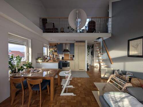 Wohnzimmer - Attraktive 3,5 Zimmer Galeriewohnung mit Südbalkon & 2 Stellplätzen