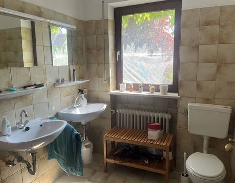 Bad mit Fenster.jpg - 