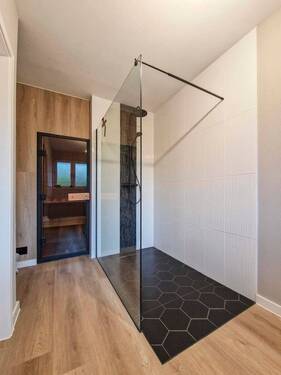 Badezimmer mit Sauna im EG - 