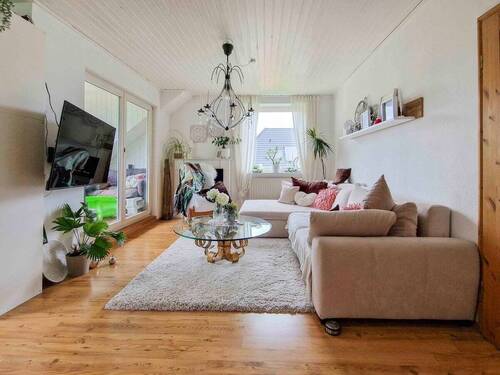DG-Wohnung Wohnzimmer mit Zugang zur Loggia - 