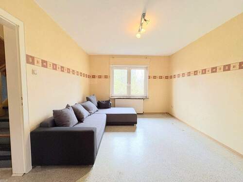 Wohnzimmer (EG) - 6 Zimmer Einfamilienhaus zum Kaufen in Kirchhain / Kleinseelheim