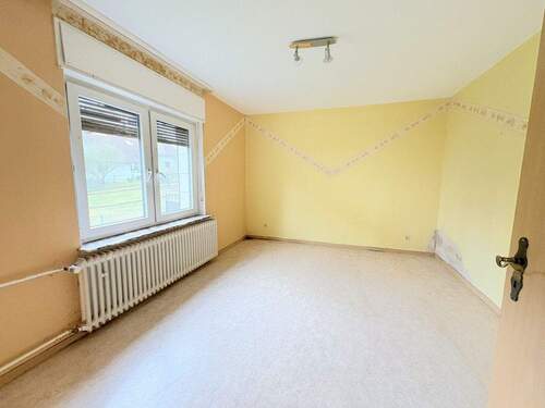 Schlafzimmer (EG) - 6 Zimmer Einfamilienhaus in Kirchhain / Kleinseelheim