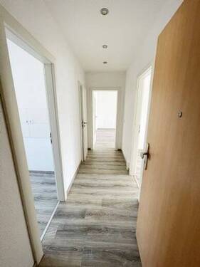 Flur - Helle 3-Raum Wohnung - WG geeignet