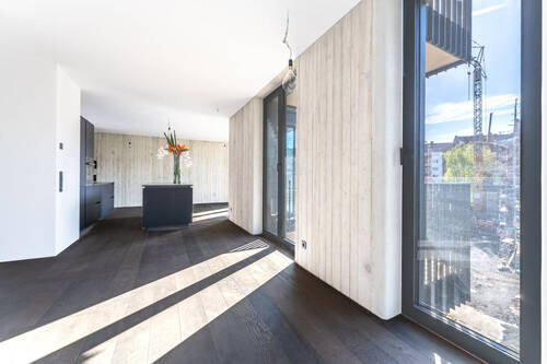 Wohnzimmer mit Zugang zum Balkon und Blick in die - 