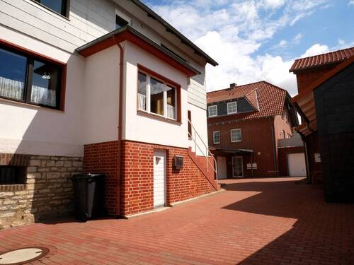 Blick auf beide Häuser - 1 Zimmer Mehrfamilienhaus, Wohnhaus zum Kaufen in Schöningen / Hoiersdorf