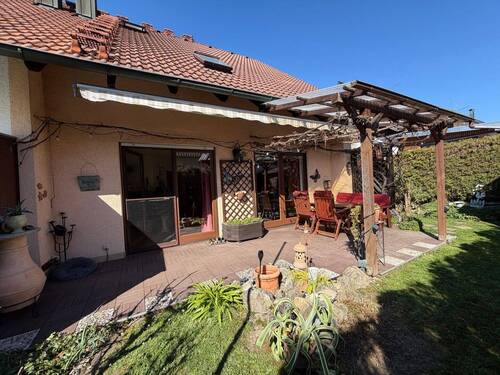 Hausansicht, Terrasse.JPG - ANSPRECHENDE DOPPELHAUSHÄLFTE MIT LIEBEVOLLEM GARTEN IN NANDLSTADT