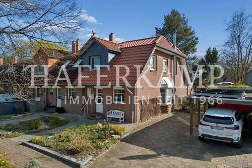 Frontalansicht - Endreihenhaus mit Photovoltaik, Wintergarten und Carport