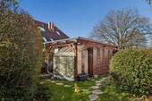 Weg zum Carport, links das Gewächshaus - 