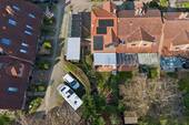 Luftbild Haus + Carport mit Photovoltaik-Elementen - 3 Zimmer Reihenendhaus zum Kaufen in Hamburg