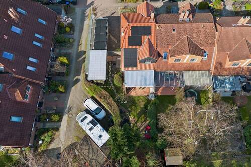 Luftbild Haus + Carport mit Photovoltaik-Elementen - 3 Zimmer Reihenendhaus zum Kaufen in Hamburg