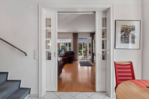 Durchgang vom Ess- zum Wohnbereich - 3 Zimmer Reihenendhaus in Hamburg