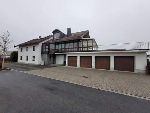 Außenansicht - Großzügiges 3-Parteienhaus Nähe OsterhofenLangenisarhofen