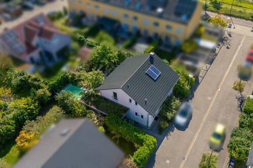 Luftansicht - Frei stehendes KfW-40 Haus mit Pool und Garten in Neureut-Kirchfeld