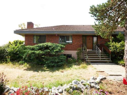 Frontansicht links - Einfamilienhaus in Traumlage mit großem Grundstück