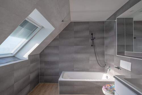 Tageslichtbad mit Wanne - 