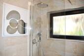 Regendusche/ Fenster im Bad - 