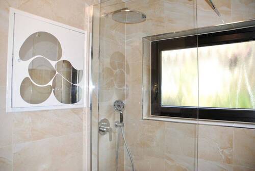 Regendusche/ Fenster im Bad - 