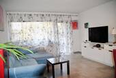 Wohzimmer mit viel Tageslicht - 