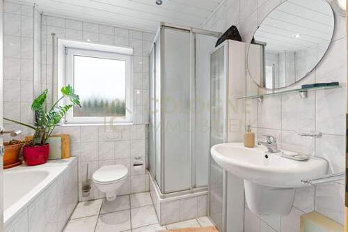 Badezimmer mit Dusche und Badewanne - 