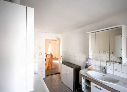 Badezimmer - mit KI bearbeitet - 