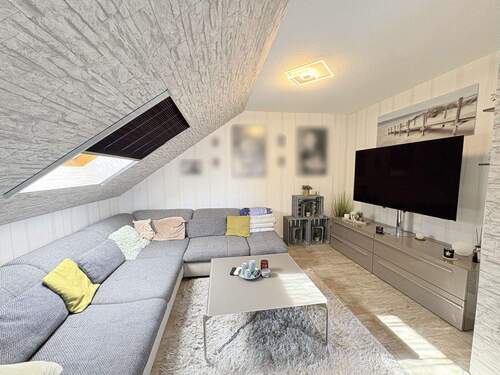 Wohnzimmer (OG) - 8 Zimmer Einfamilienhaus zum Kaufen in Grünberg