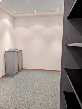 Lager/Büro/Verkaufsfläche - 