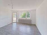 Ansicht I: Wohnzimmer - Sanierte 3-Zimmer-Wohnung mit Balkon in zentraler Lage