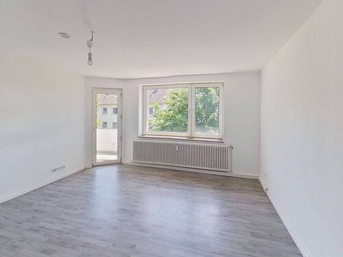 Ansicht I: Wohnzimmer - Sanierte 3-Zimmer-Wohnung mit Balkon in zentraler Lage