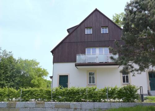 Hausansicht mit Balkon - 4 Zimmer Etagenwohnung zur Miete in Wachau