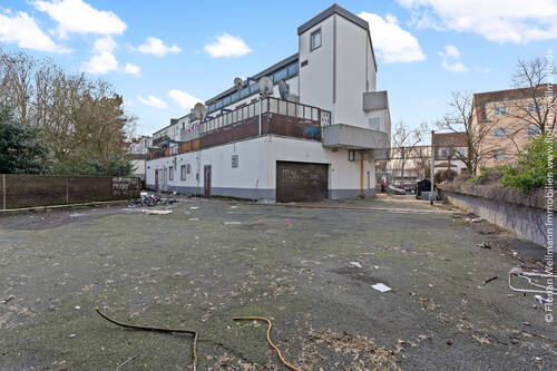 Hinterhof mit Parkmöglichkeiten. - 