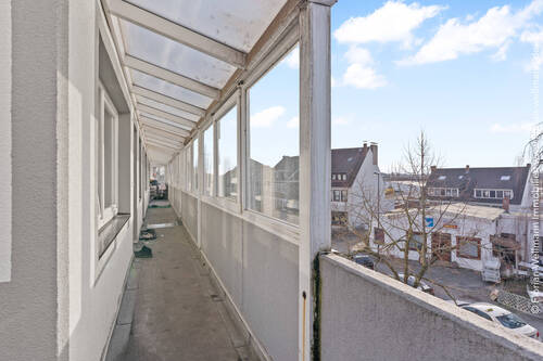 Zugang zu den Wohnungen über einen Laubengang. - Gewerbeobjekt (Büro, Produktion, Verkauf) zum Kaufen in Bremen