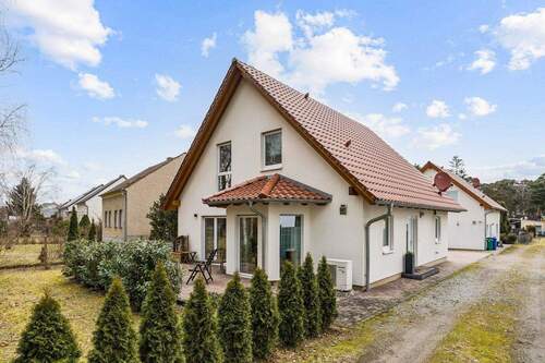 Blick vom Weg Richtung Eingang - 