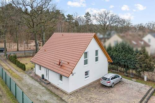 Rückseite mit Parkplätzen - 5 Zimmer Einfamilienhaus in Zossen