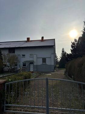 Außenansicht 2.JPG - EFH als Doppelhaushalte, Massiv gebau, mit großem Garten