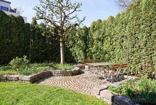 Sonnige Sitzecke im Garten - 7 Zimmer Einfamilienhaus in München