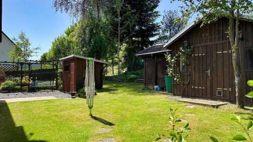 Garten mit Saunahütte und Schuppen - 