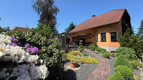 idyllischer Vorgarten - 5 Zimmer Einfamilienhaus zum Kaufen in Cunewalde