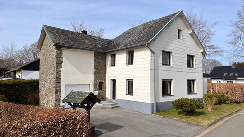 Frontansicht - Freistehendes Einfamilienhaus mit Garage und Garten in sehr ruhiger Lage