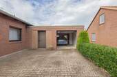Auffahrt und Garage - 