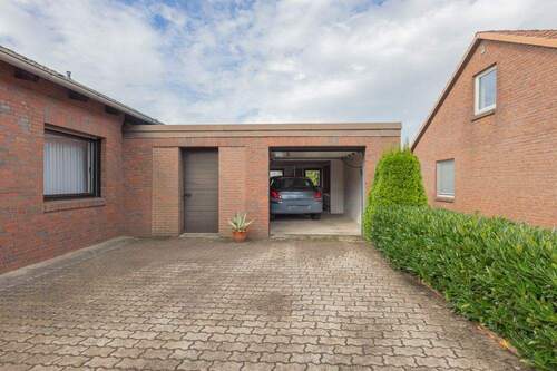 Auffahrt und Garage - 